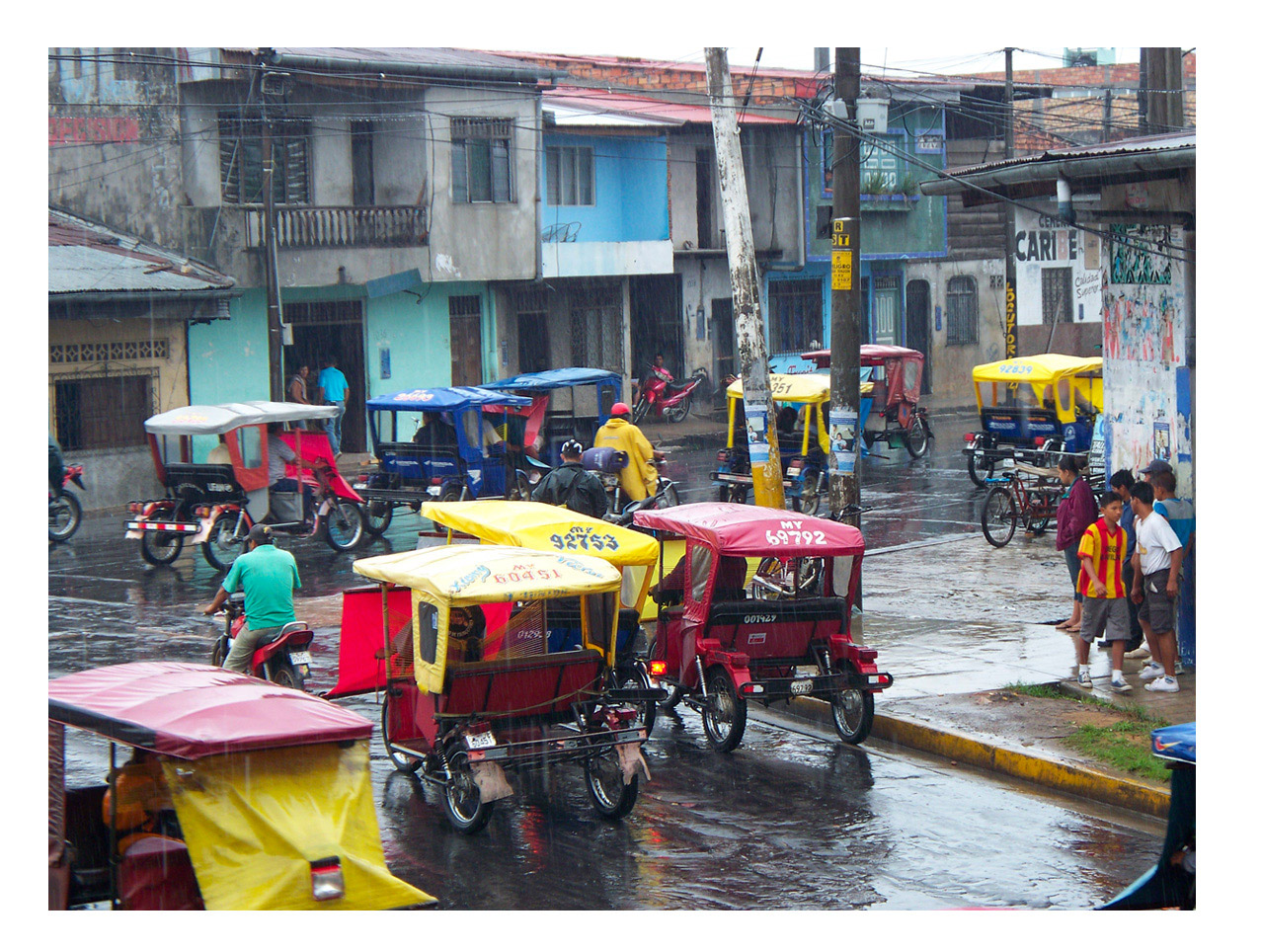 Rues d'Iquitos sous la pluie tropicale